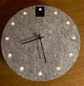 Benk av granitt med trekasse